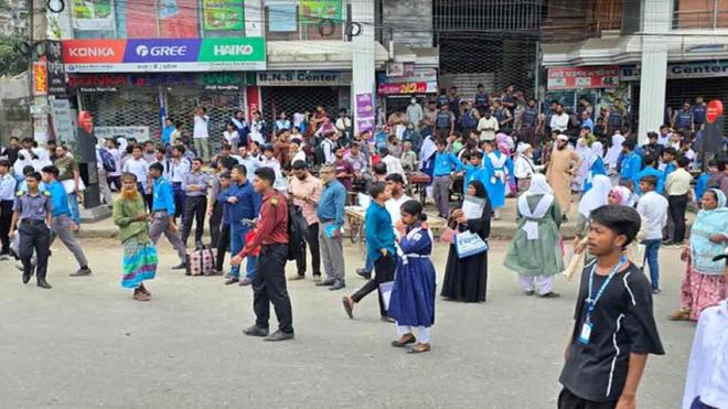 পরীক্ষা শেষে উত্তরায় শিক্ষার্থীদের অবস্থান, সচিবালয়মুখী লংমার্চের ঘোষণা