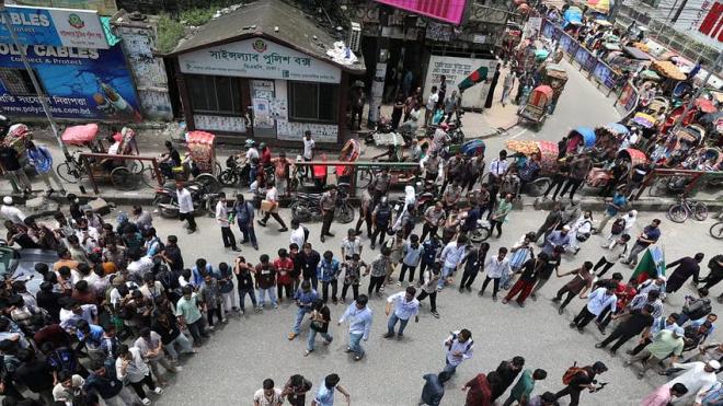 শিক্ষামন্ত্রীর পদত্যাগের দাবিতে সায়েন্স ল্যাব মোড় অবরোধ