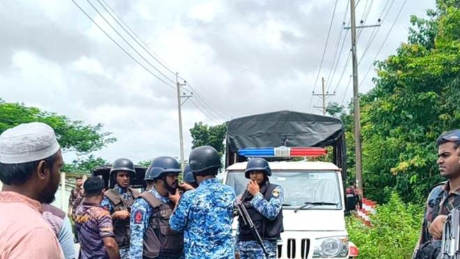 Nail-studded log used to stop bus in Tk 57 lakh Teknaf robbery