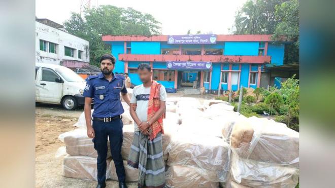 জৈন্তাপুরে বালুভর্তি ট্রাকে ৪,৩৪১ ভারতীয় শাড়ি, গ্রেপ্তার ১