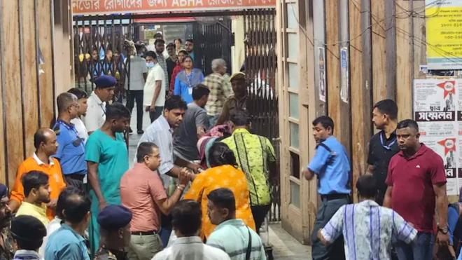 কলকাতার দুর্গাপূজার মণ্ডপে পদদলিত হয়ে প্রাণ গেল ১৭ জনের