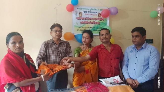 দুর্গাপূজা উপলক্ষে মৌলভীবাজারে সুবিধাবঞ্চিতদের অর্থ ও বস্ত্র দিল ডিডাফ