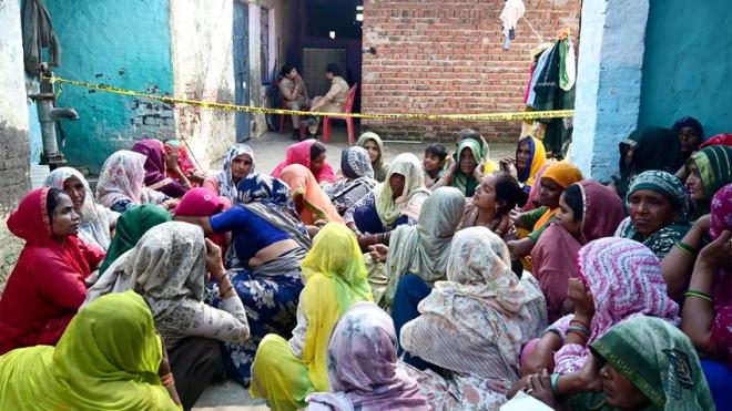 কলকাতার দুর্গাপূজার মণ্ডপে পদদলিত হয়ে প্রাণ গেল ১৭ জনের