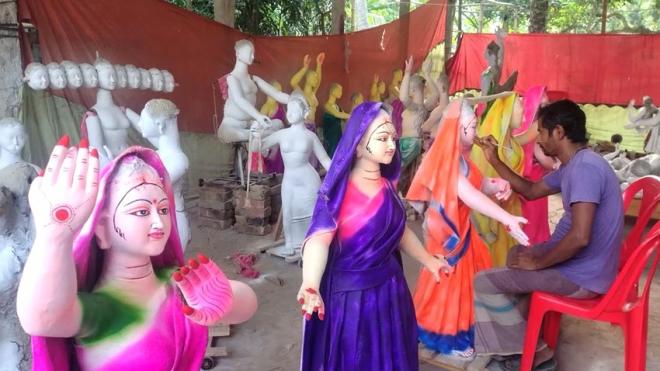 রাজবাড়ীতে ৫২ খণ্ডের প্রতিমায় ফুটে উঠবে পৌরাণিক কাহিনি