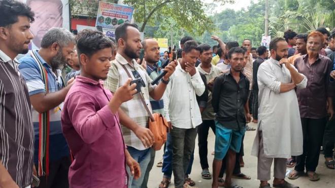 নির্মাণকাজ বন্ধ, শ্রীমঙ্গলে সড়ক সংস্কারের দাবিতে এলাকাবাসীর মানববন্ধন