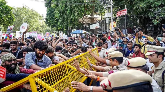 জ্ঞানেশের ইস্তফার দাবির পাশাপাশি দিল্লিতে পুলিশ আধিকারিকের বিরুদ্ধে এফআইআরের দাবি