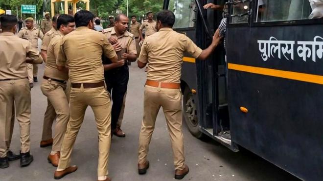 দিল্লিতে বিক্ষোভে আটক তিন হাজারের বেশি মুক্ত, নিখোঁজ শীর্ষ নেতারা