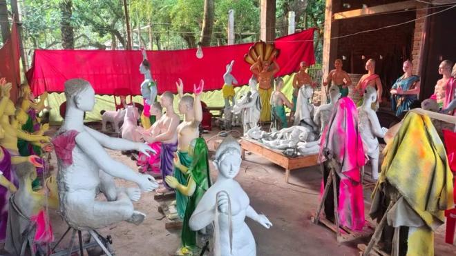 রাজবাড়ীতে ৫২ খণ্ডের প্রতিমায় ফুটে উঠবে পৌরাণিক কাহিনি