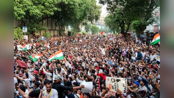 এসআইআর ঘিরে বিক্ষোভ ছড়াচ্ছে, বাদ পড়া ভোটার ফেরাতে কমিশনের উদ্যোগ